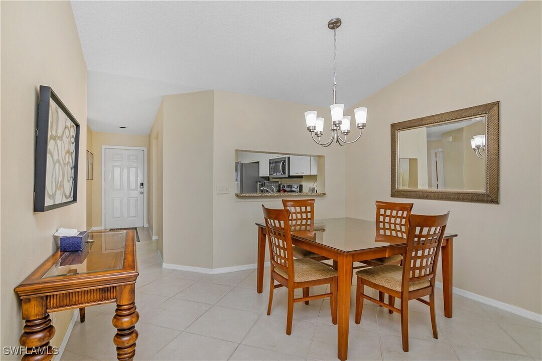 7754 Emerald Cir in Naples, FL - Building Photo