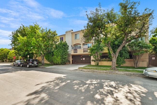 5303 Satsuma Ave, Unit 120 in North Hollywood, CA - Foto de edificio - Building Photo