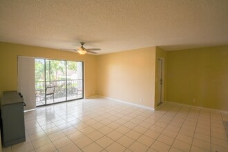 1455 SW Silver Pine Way, Unit 106D2 in Palm City, FL - Foto de edificio - Building Photo