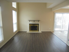 302 Teak Ln in Streamwood, IL - Building Photo - Building Photo