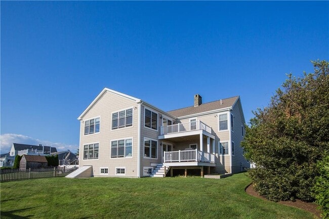 573 Wolcott Ave in Middletown, RI - Building Photo - Building Photo