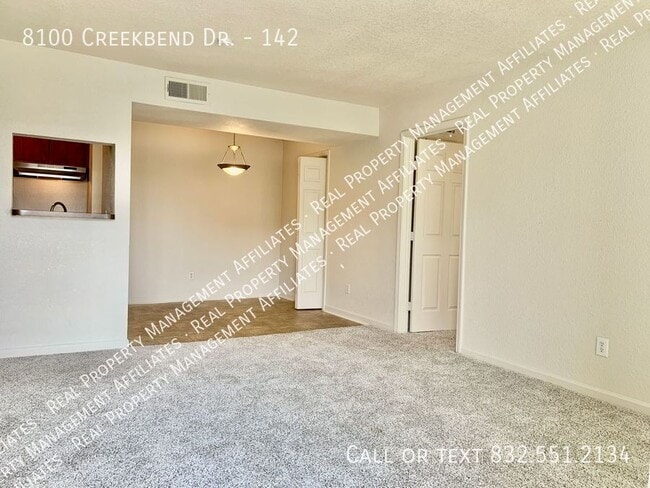 8100 Creekbend Dr in Houston, TX - Building Photo - Building Photo
