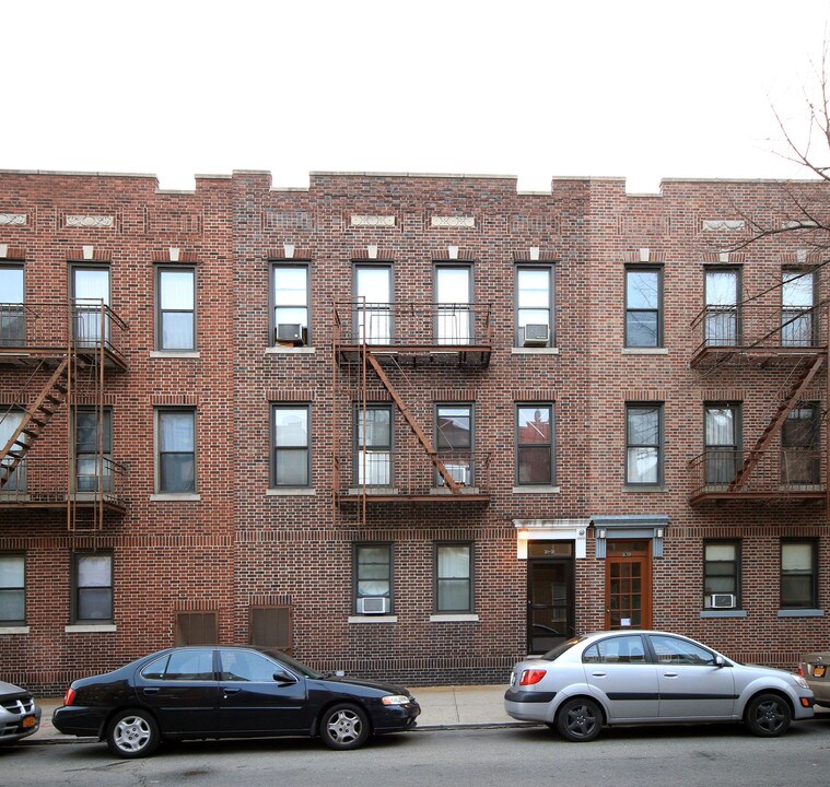 31-31 34th St in Long Island City, NY - Building Photo
