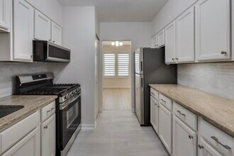 1 W Oak Ave in La Grange Park, IL - Building Photo - Building Photo