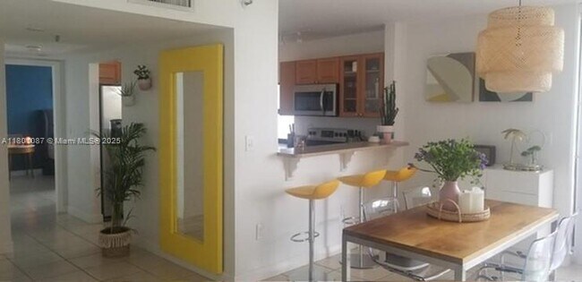 555 NE 30th St in Miami, FL - Building Photo - Building Photo