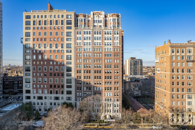 2440 N Lakeview Ave in Chicago, IL - Foto de edificio - Building Photo