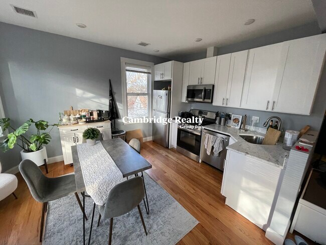 236 Norfolk St, Unit T3 in Cambridge, MA - Foto de edificio - Building Photo