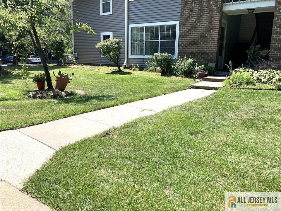 95 Pennsylvania Way in North Brunswick, NJ - Building Photo