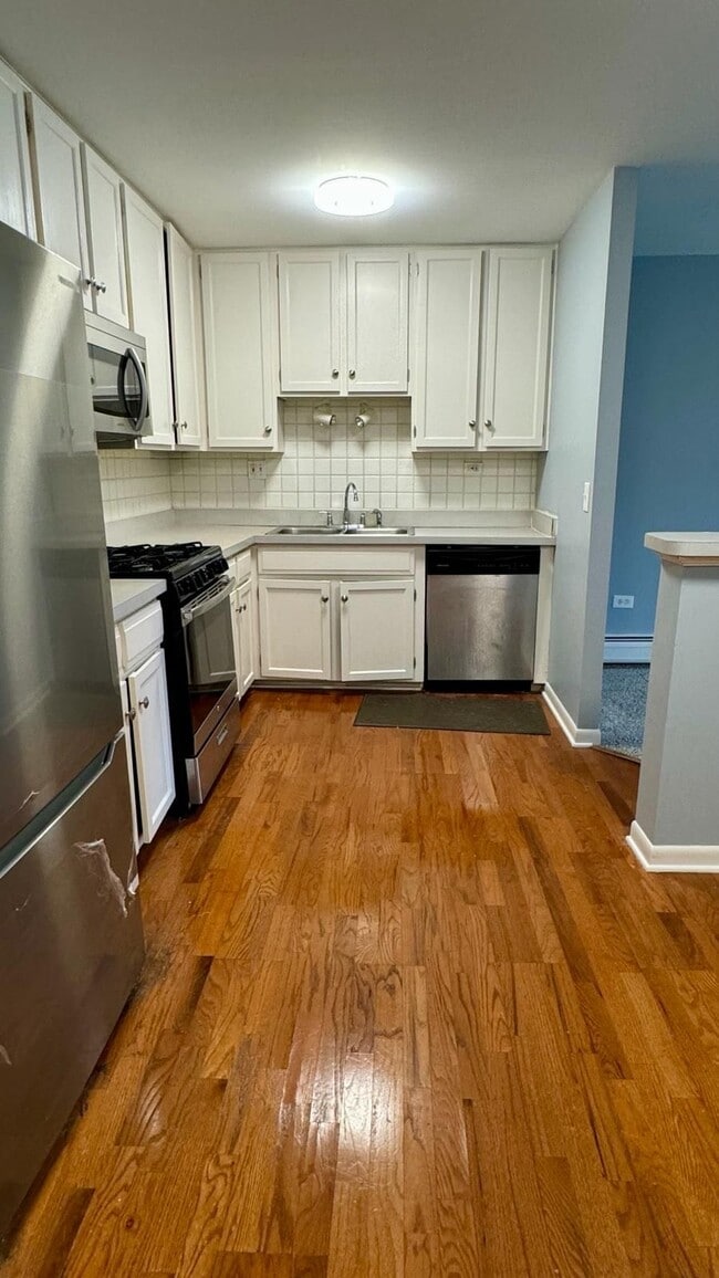 1041 W Ogden Ave, Unit 232