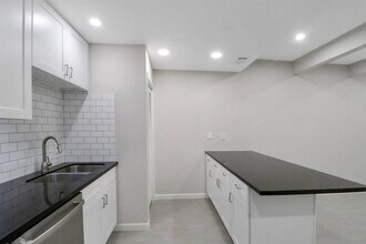 5929 Queensloch Dr in Houston, TX - Building Photo - Building Photo