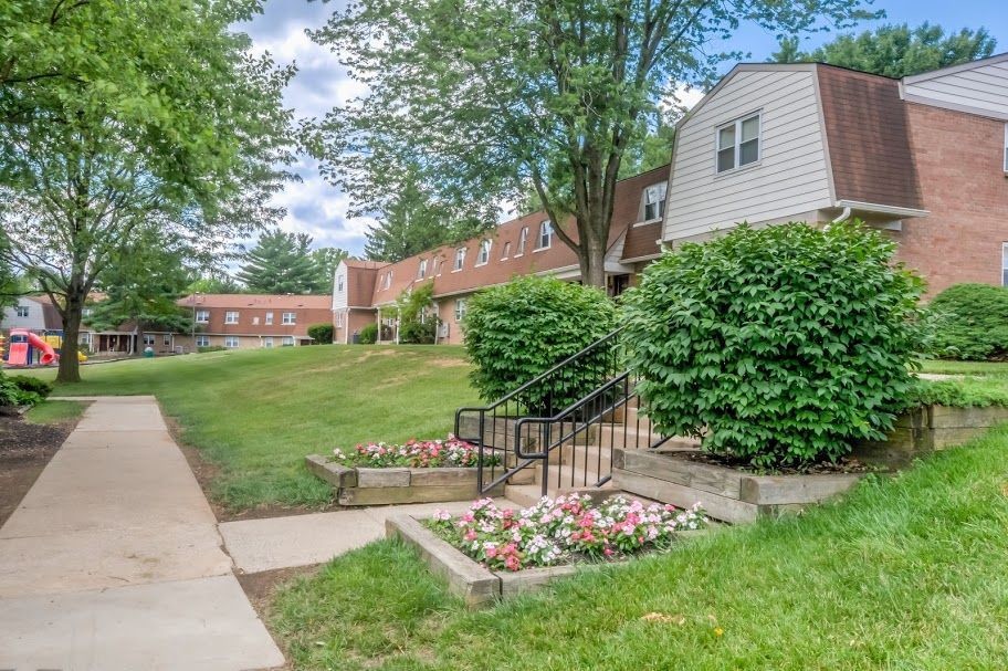 Foxwood Manor in Levittown, PA - Building Photo