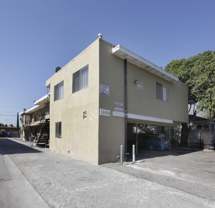 Hart Street Apartments in North Hollywood, CA - Building Photo