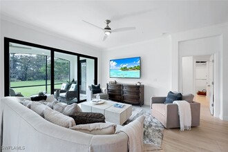 16348 Viansa Wy in Naples, FL - Foto de edificio - Building Photo