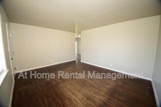 10219 E 7th St in Tulsa, OK - Foto de edificio - Building Photo