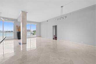 888 Brickell Key Dr in Miami, FL - Building Photo - Building Photo