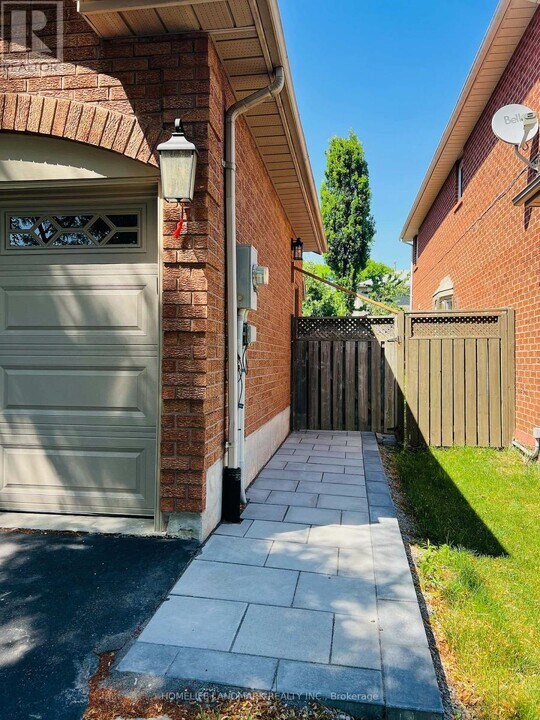 2807 Guilford Crescent in Oakville, ON - Building Photo