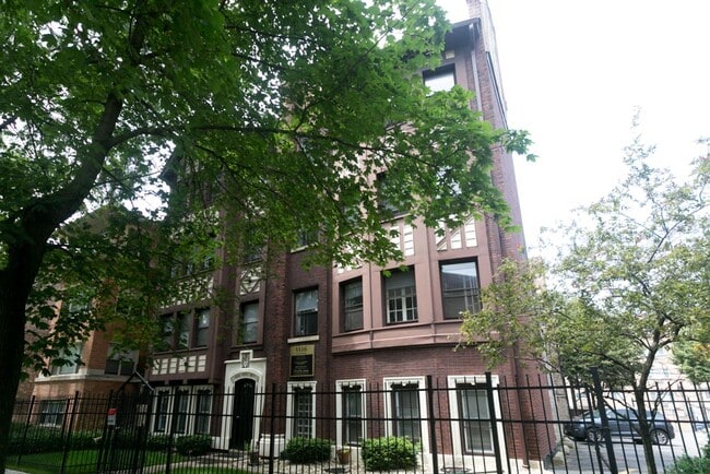 property at 5516 N Kenmore Ave