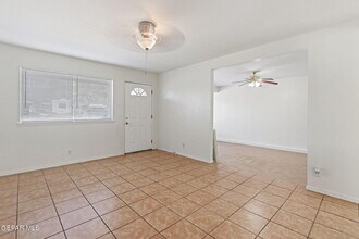 10060 Kellogg St in El Paso, TX - Foto de edificio - Building Photo