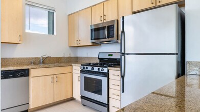 Hikari in Los Angeles, CA - Foto de edificio - Building Photo