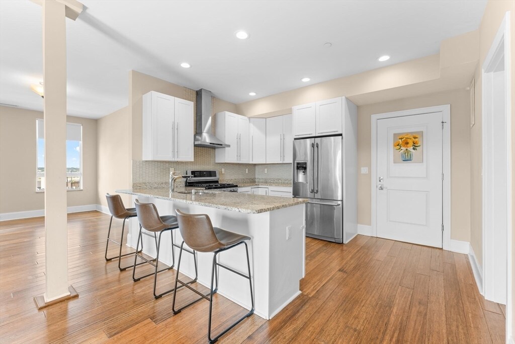 380 W Broadway in Boston, MA - Building Photo