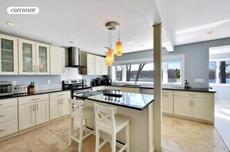 65 Waters Edge Rd in Southampton, NY - Foto de edificio - Building Photo