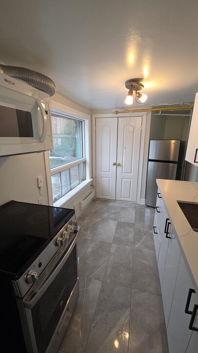 1299 Gerrard St E in Toronto, ON - Building Photo