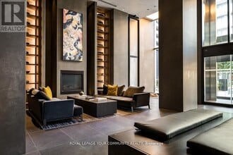 55 Charles St E in Toronto, ON - Building Photo - Building Photo