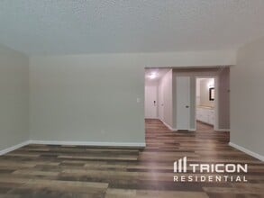 1200 Muirswood Way in Modesto, CA - Foto de edificio - Building Photo