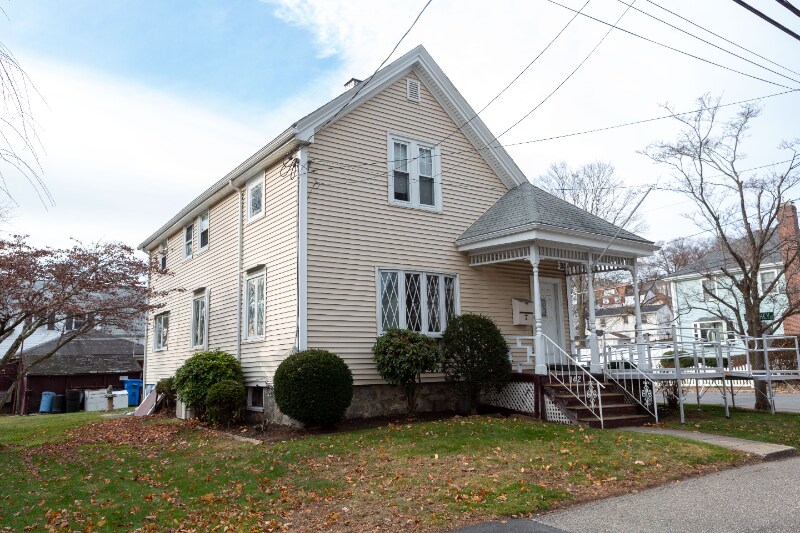 142 Dale St in Waltham, MA - Building Photo