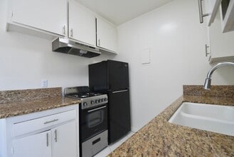 11204 Peach Grove St in Los Angeles, CA - Building Photo - Building Photo