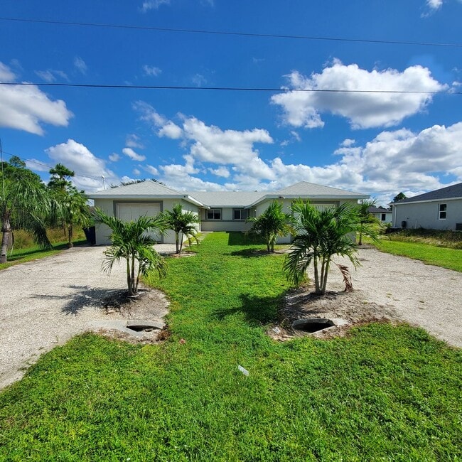 777-779 Bedford Dr in Lehigh Acres, FL - Building Photo - Building Photo