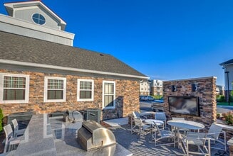 The Nest on 17 in Carrollton, VA - Foto de edificio - Building Photo