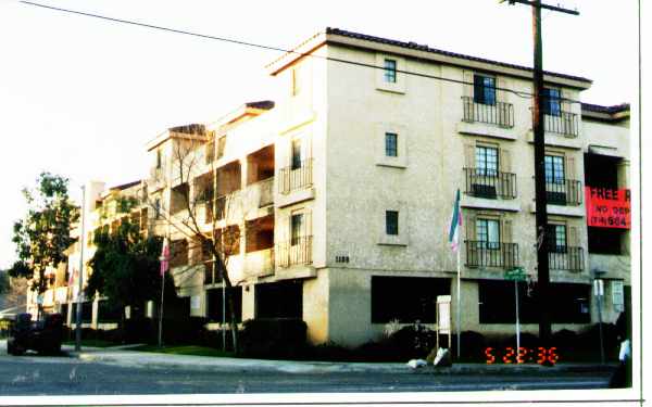 Civic Plaza Apartments in Santa Ana, CA - Foto de edificio - Building Photo