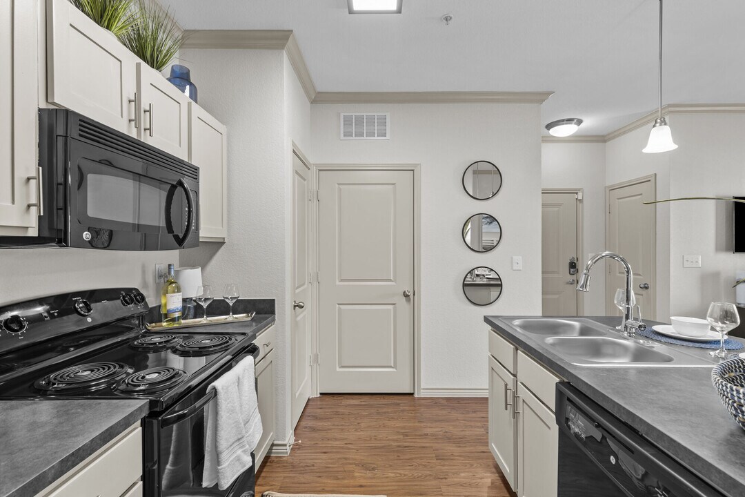 Alannah at Westover Hills in San Antonio, TX - Building Photo