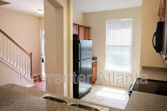 1402 Bayrose Cir in East Point, GA - Foto de edificio - Building Photo