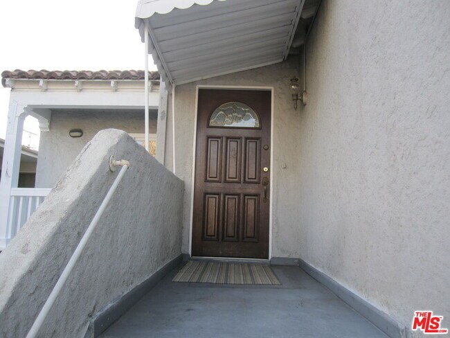 1047 S Wooster St in Los Angeles, CA - Building Photo - Building Photo