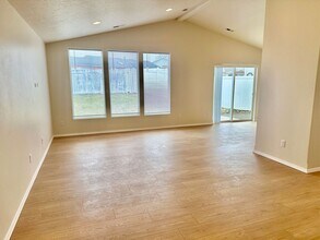 204 N Armstrong Ct in Deer Park, WA - Building Photo - Building Photo