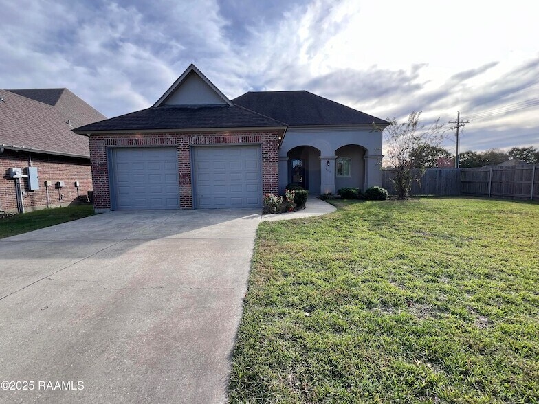 100 Birchview Dr in Broussard, LA - Building Photo
