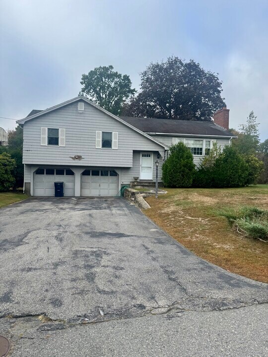 10 Crestwood Dr in Andover, MA - Building Photo