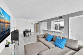 1000 Parkview Dr in Hallandale Beach, FL - Foto de edificio - Building Photo