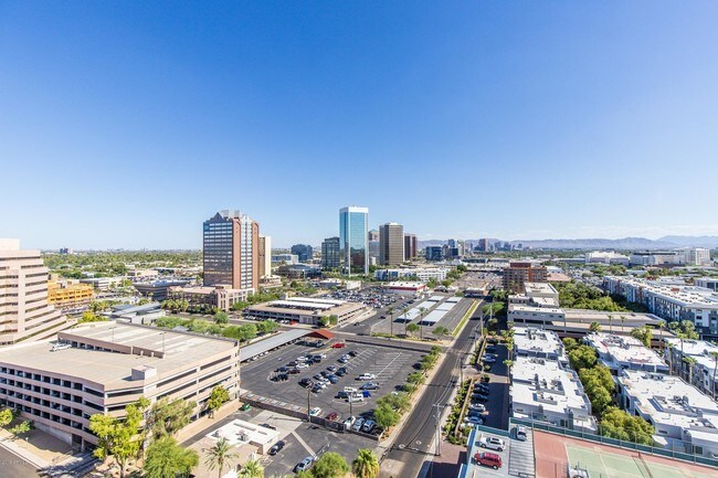 207 W Clarendon Ave-Unit -17G in Phoenix, AZ - Building Photo - Building Photo