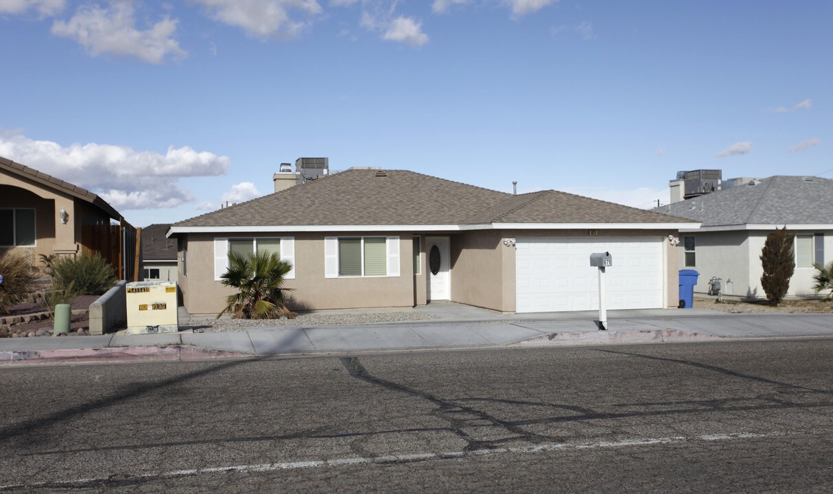671 Rimrock Rd in Barstow, CA - Foto de edificio
