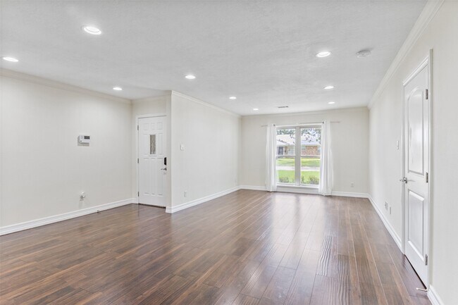 1918 Crestdale Dr in Houston, TX - Foto de edificio - Building Photo