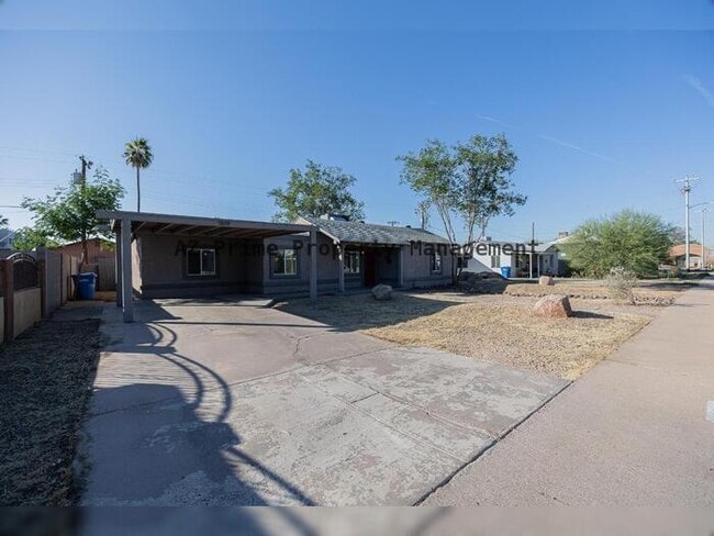 property at 1619 E Whitton Ave