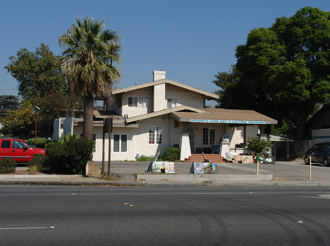 132 W Foothill Blvd in Rialto, CA - Foto de edificio - Building Photo