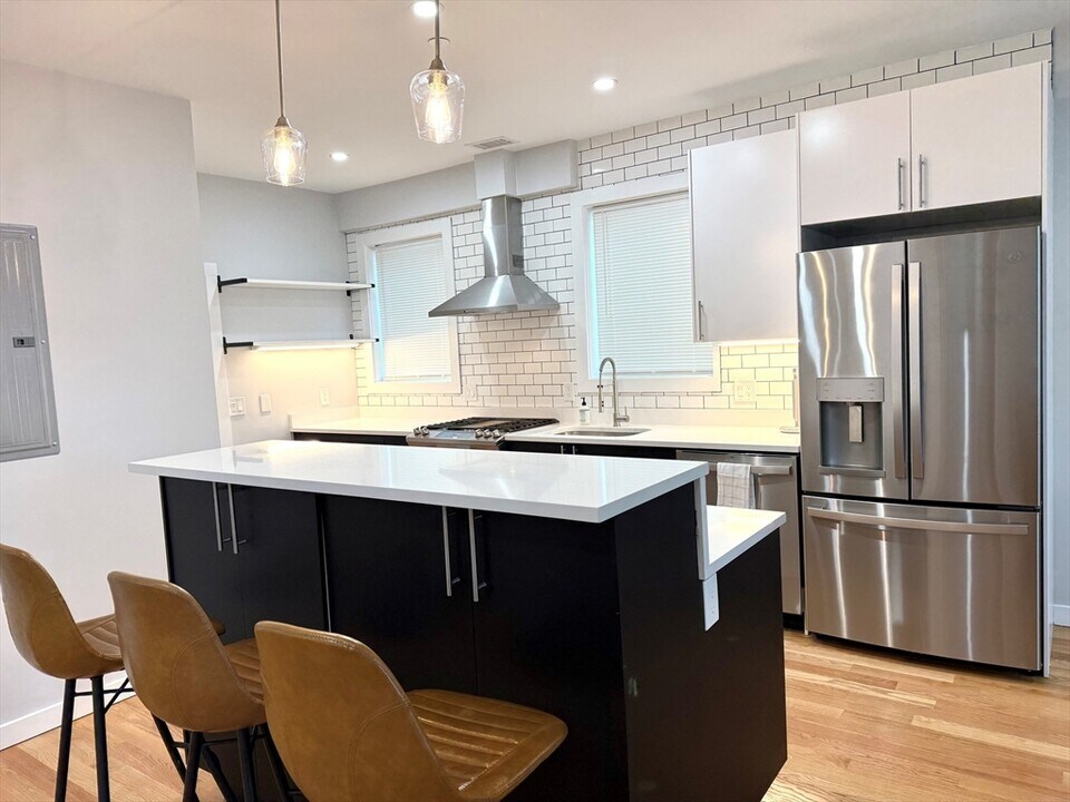 28 Linden St, Unit #1 in Boston, MA - Building Photo