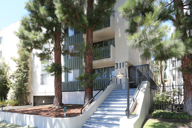 311 Montana Avenue in Santa Monica, CA - Foto de edificio - Building Photo