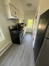 15 Florida Ave, Unit 2 in Cranston, RI - Foto de edificio - Building Photo