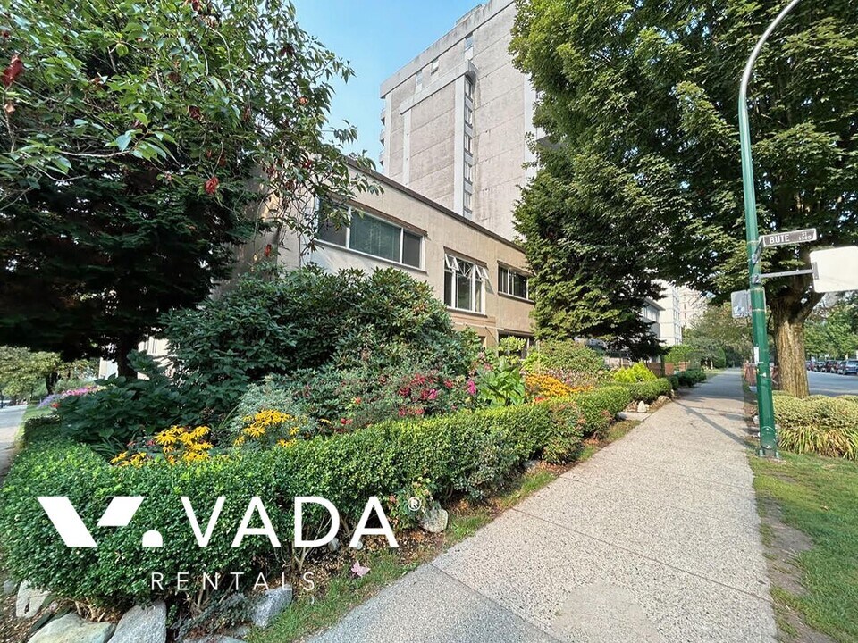 1208 Burnaby St in Vancouver, BC - Building Photo