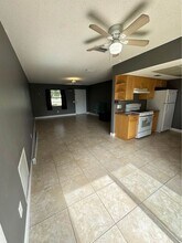 1102 SW Arc Ct in Port St. Lucie, FL - Foto de edificio - Building Photo